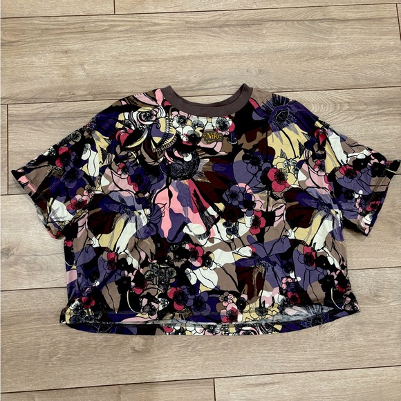 Nike Crop Top Graphic Tshirt - Picture 1 of 4